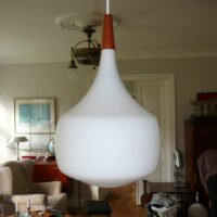 Opaline pendel med teaktop