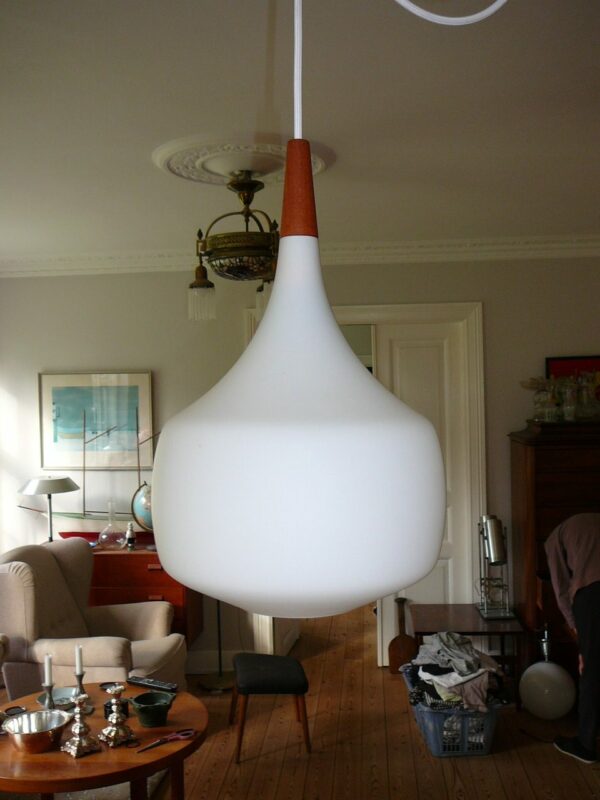 Opaline pendel med teaktop