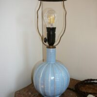 Keramik bordlampe i sart blålig glasur