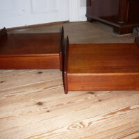 2 Sengeborde i teak Melvin Mikkelsen