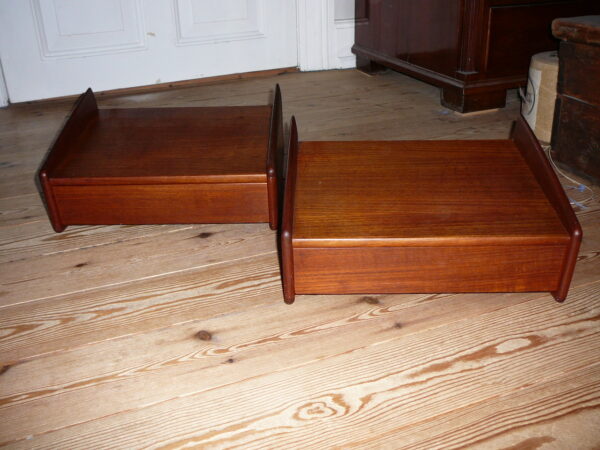 2 Sengeborde i teak Melvin Mikkelsen