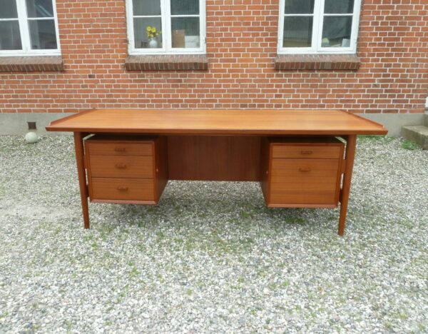 Arne Vodder Skrivebord i teak model 207 produceret hos Sibast