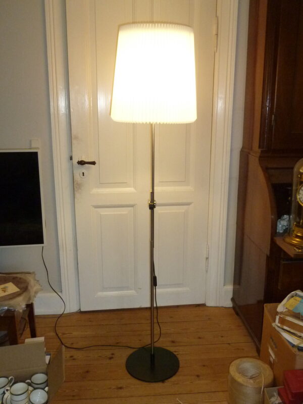 Le Klint 322 gulvlampe med ny skærm design Michael Bang