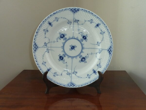Royal Copenhagen musselmalet halvblonde middagstallerken 1-571