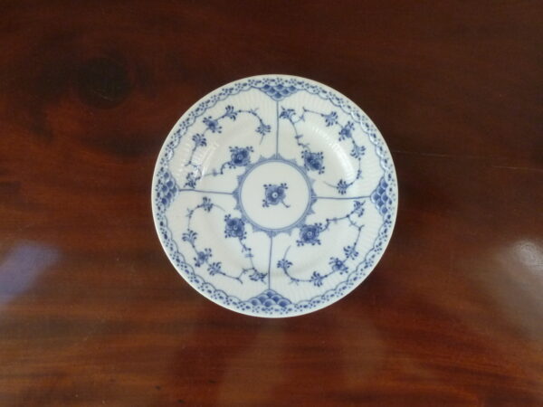 Royal Copenhagen musselmalet halvblonde sidetallerken 1-575
