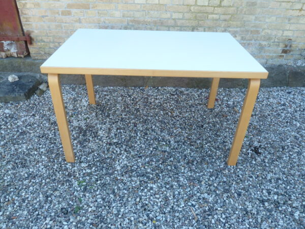 Aalvar Aalto bord med hvid linoleum - Image 2