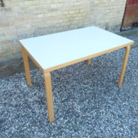 Aalvar Aalto bord med hvid linoleum
