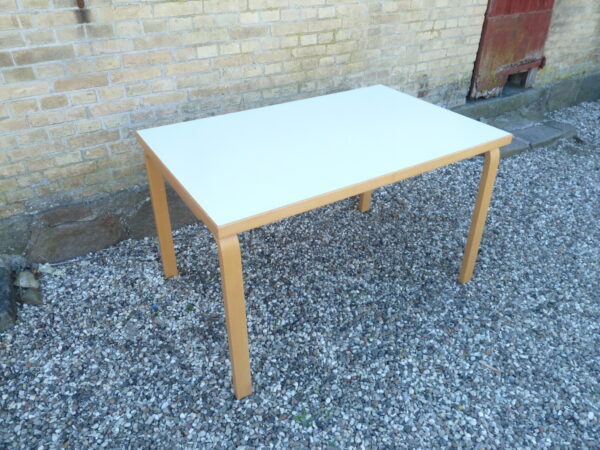 Aalvar Aalto bord med hvid linoleum