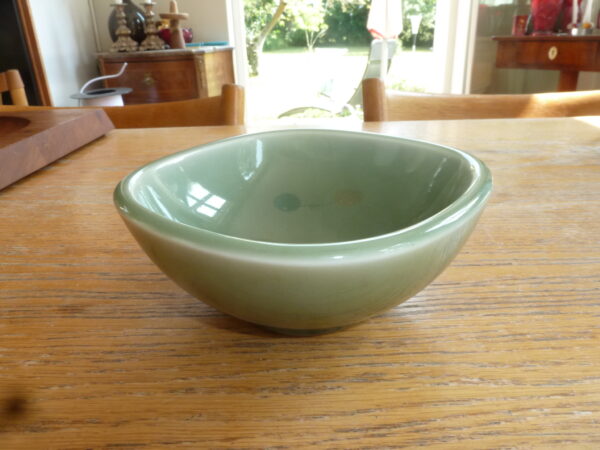 Stentøjs skål med Celadon glasur Nils Thorsson RC Nr. 4205