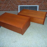 2 stk sengeborde i teak med skuffe