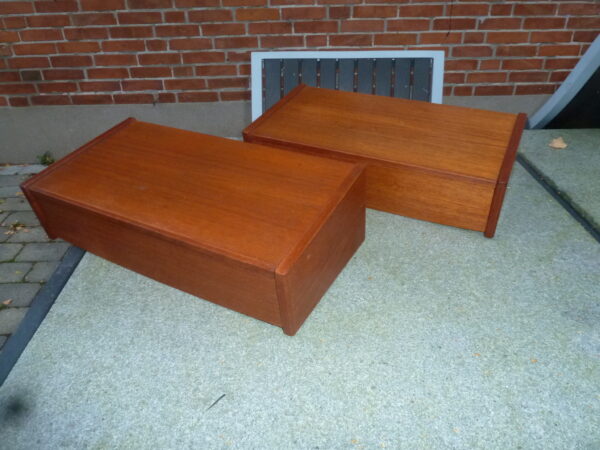 2 stk sengeborde i teak med skuffe
