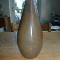 Asymmetrisk L. Hjorth vase brunlig harpelsglasur