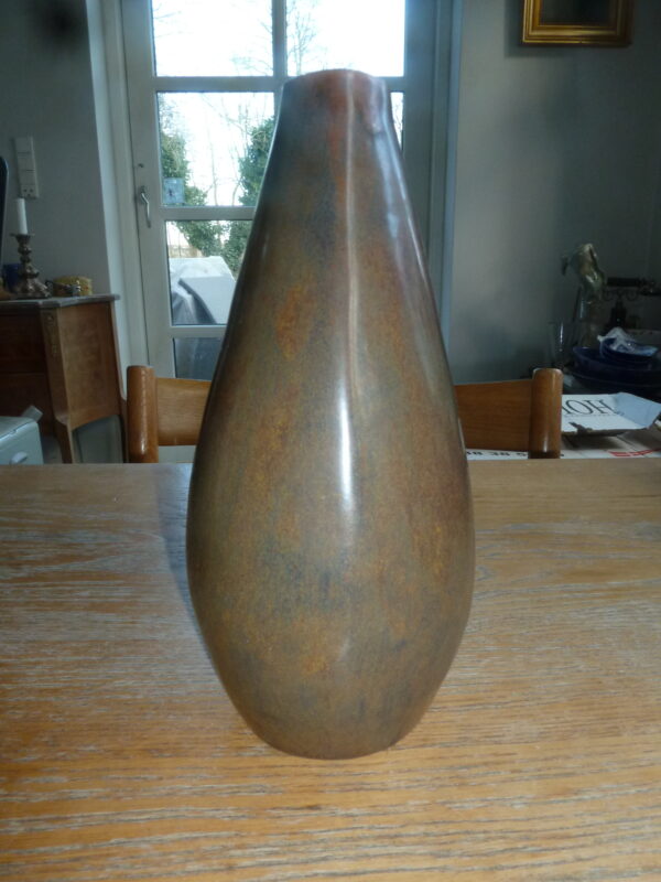 Asymmetrisk L. Hjorth vase brunlig harpelsglasur